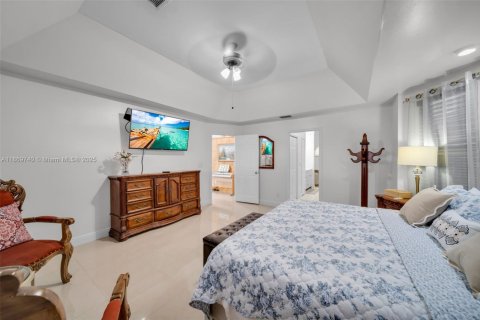 Villa ou maison à vendre à Cape Coral, Floride: 5 chambres, 274.9 m2 № 1922647 - photo 14