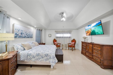 Villa ou maison à vendre à Cape Coral, Floride: 5 chambres, 274.9 m2 № 1922647 - photo 13