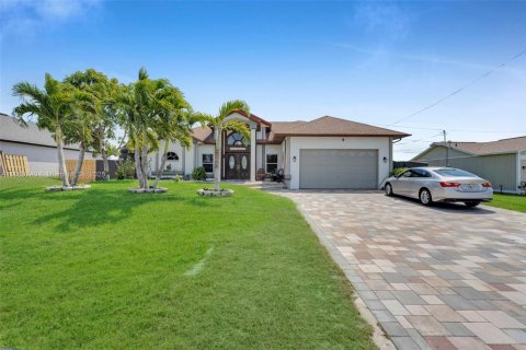 Villa ou maison à vendre à Cape Coral, Floride: 5 chambres, 274.9 m2 № 1922647 - photo 1