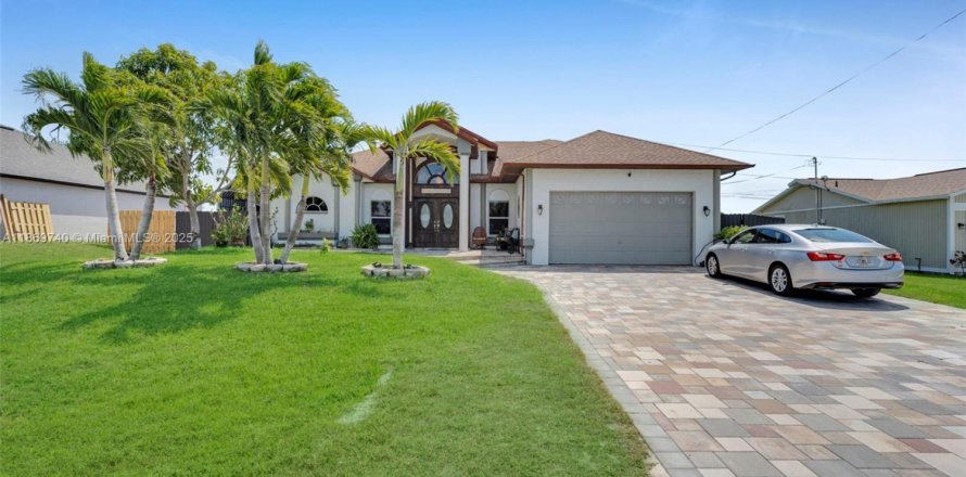 Villa ou maison à Cape Coral, Floride 5 chambres, 274.9 m2 № 1922647