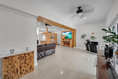Villa ou maison à vendre à Cape Coral, Floride: 5 chambres, 274.9 m2 № 1922647 - photo 11