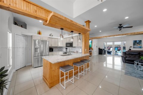 Villa ou maison à vendre à Cape Coral, Floride: 5 chambres, 274.9 m2 № 1922647 - photo 5