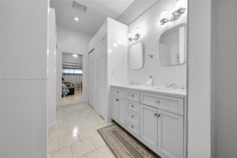 Villa ou maison à vendre à Cape Coral, Floride: 5 chambres, 274.9 m2 № 1922647 - photo 18
