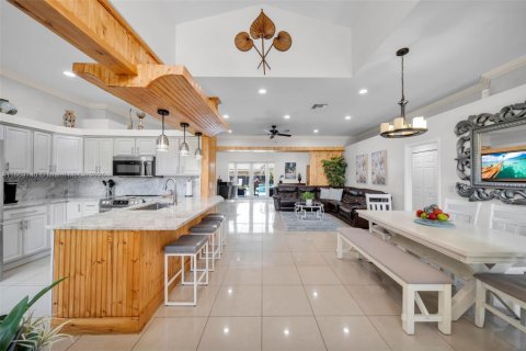 Villa ou maison à vendre à Cape Coral, Floride: 5 chambres, 274.9 m2 № 1922647 - photo 3