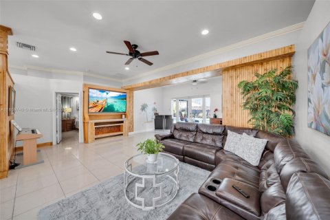 Villa ou maison à vendre à Cape Coral, Floride: 5 chambres, 274.9 m2 № 1922647 - photo 12
