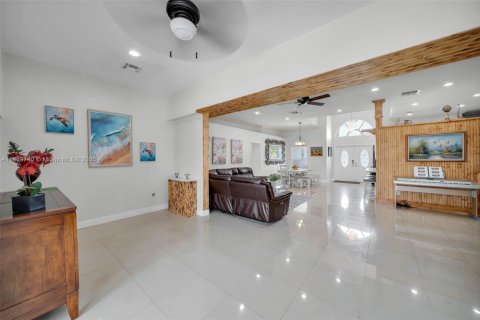 Villa ou maison à vendre à Cape Coral, Floride: 5 chambres, 274.9 m2 № 1922647 - photo 10