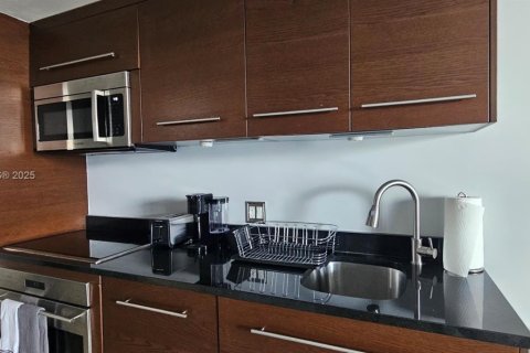 Condo in Miami, Florida, 1 bedroom  № 1893490 - photo 10