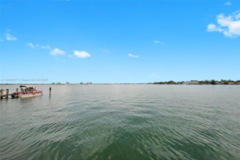 Copropriété à louer à North Bay Village, Floride: 1 chambre, 87.33 m2 № 1967881 - photo 27