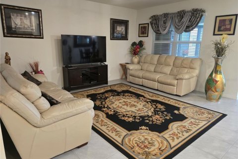 House in DeLand, Florida 3 bedrooms, 156.54 sq.m. № 2110295 - photo 2
