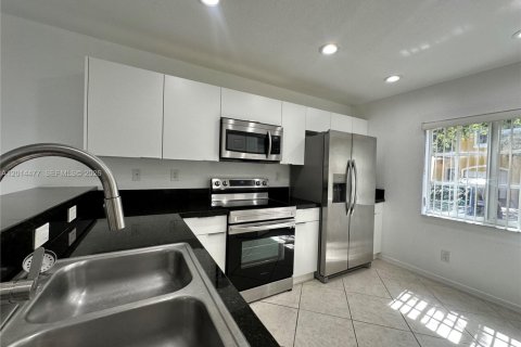 Touwnhouse à louer à Hallandale Beach, Floride: 2 chambres, 125.42 m2 № 2076499 - photo 7