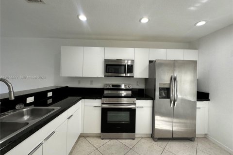Touwnhouse à louer à Hallandale Beach, Floride: 2 chambres, 125.42 m2 № 2076499 - photo 9