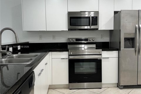 Touwnhouse à louer à Hallandale Beach, Floride: 2 chambres, 125.42 m2 № 2076499 - photo 10