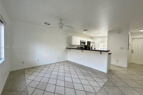 Touwnhouse à louer à Hallandale Beach, Floride: 2 chambres, 125.42 m2 № 2076499 - photo 2