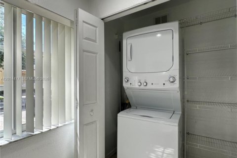 Touwnhouse à louer à Hallandale Beach, Floride: 2 chambres, 125.42 m2 № 2076499 - photo 12