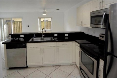 Touwnhouse à louer à Hallandale Beach, Floride: 2 chambres, 125.42 m2 № 2076499 - photo 14