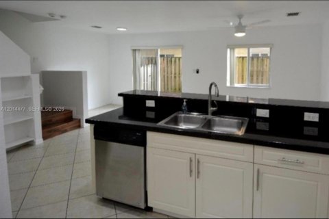 Touwnhouse à louer à Hallandale Beach, Floride: 2 chambres, 125.42 m2 № 2076499 - photo 13