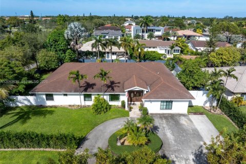 Villa ou maison à vendre à Doral, Floride: 6 chambres, 361.2 m2 № 2387166 - photo 3