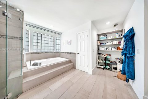 Villa ou maison à vendre à Doral, Floride: 6 chambres, 361.2 m2 № 2387166 - photo 28