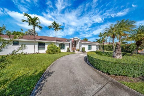 Villa ou maison à vendre à Doral, Floride: 6 chambres, 361.2 m2 № 2387166 - photo 2