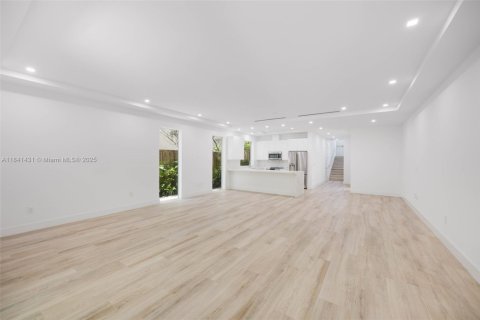 Adosado en venta en Miami, Florida, 3 dormitorios, 239.13 m2 № 1834444 - foto 3