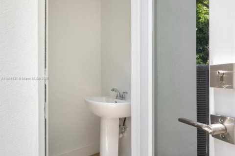 Adosado en venta en Miami, Florida, 3 dormitorios, 239.13 m2 № 1834444 - foto 17