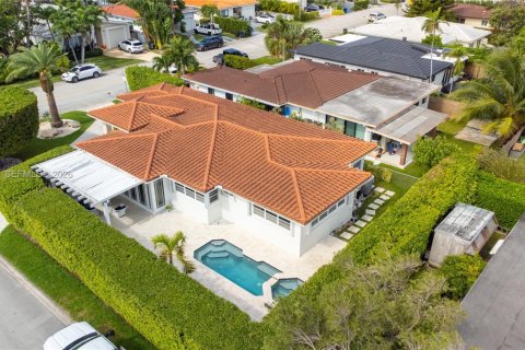 House in Surfside, Florida 3 bedrooms № 2010474 - photo 4