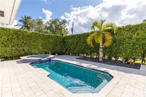 House in Surfside, Florida 3 bedrooms № 2010474 - photo 9