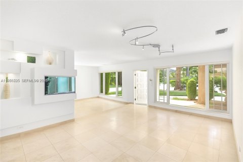 House in Surfside, Florida 3 bedrooms № 2010474 - photo 14