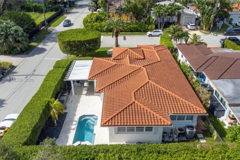 House in Surfside, Florida 3 bedrooms № 2010474 - photo 6