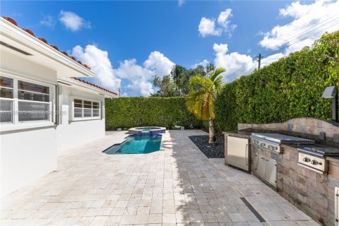 House in Surfside, Florida 3 bedrooms № 2010474 - photo 10