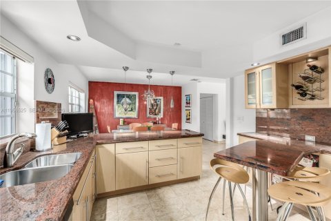 House in Surfside, Florida 3 bedrooms № 2010474 - photo 30