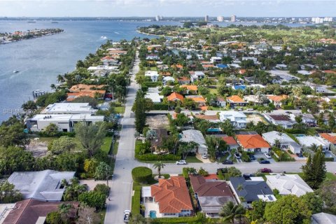 House in Surfside, Florida 3 bedrooms № 2010474 - photo 2