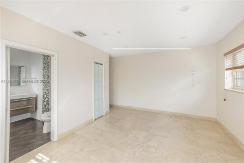 House in Surfside, Florida 3 bedrooms № 2010474 - photo 22