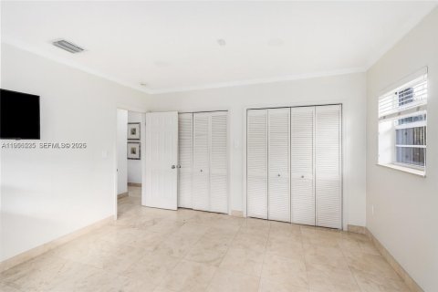 House in Surfside, Florida 3 bedrooms № 2010474 - photo 17