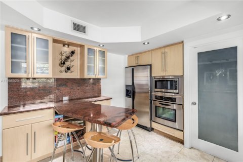 House in Surfside, Florida 3 bedrooms № 2010474 - photo 27