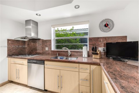 House in Surfside, Florida 3 bedrooms № 2010474 - photo 28