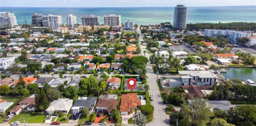 House in Surfside, Florida 3 bedrooms № 2010474