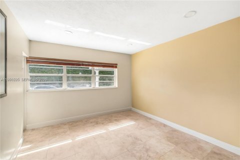 House in Surfside, Florida 3 bedrooms № 2010474 - photo 19