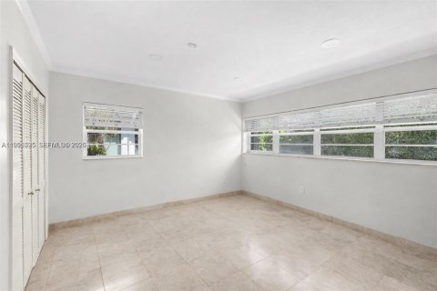 House in Surfside, Florida 3 bedrooms № 2010474 - photo 16