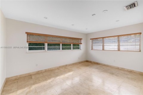 House in Surfside, Florida 3 bedrooms № 2010474 - photo 21