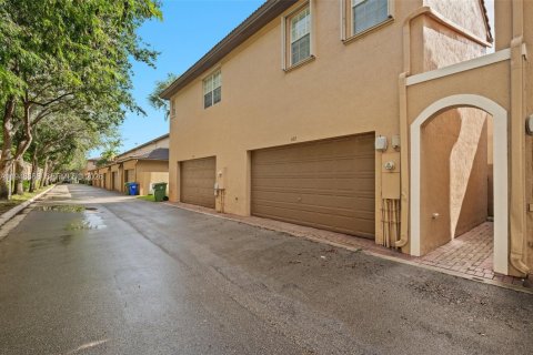 Снять в аренду таунхаус в Пемброк-Пайнс, Флорида 3 спальни, 164.62м2, № 2004951 - фото 2