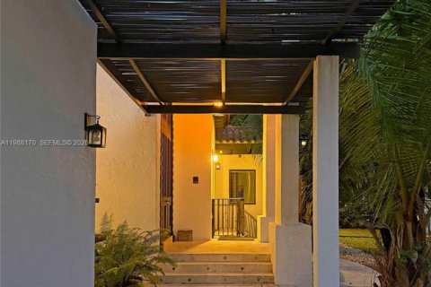 House in Coral Gables, Florida 6 bedrooms, 603.12 sq.m. № 2063097 - photo 10