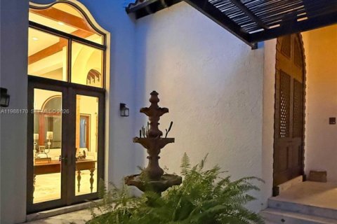 House in Coral Gables, Florida 6 bedrooms, 603.12 sq.m. № 2063097 - photo 9