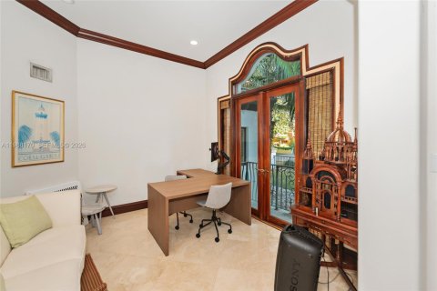 House in Coral Gables, Florida 6 bedrooms, 603.12 sq.m. № 2063097 - photo 23