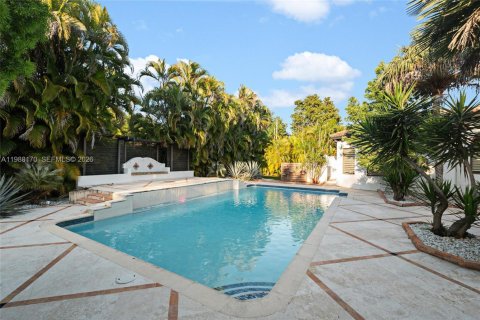 House in Coral Gables, Florida 6 bedrooms, 603.12 sq.m. № 2063097 - photo 8