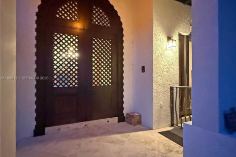 House in Coral Gables, Florida 6 bedrooms, 603.12 sq.m. № 2063097 - photo 7