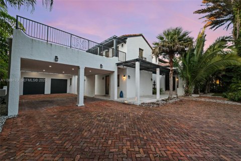 House in Coral Gables, Florida 6 bedrooms, 603.12 sq.m. № 2063097 - photo 6
