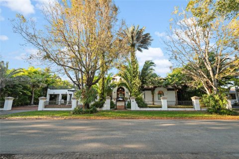 House in Coral Gables, Florida 6 bedrooms, 603.12 sq.m. № 2063097 - photo 2