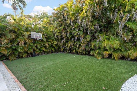 House in Coral Gables, Florida 6 bedrooms, 603.12 sq.m. № 2063097 - photo 11