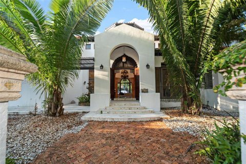 House in Coral Gables, Florida 6 bedrooms, 603.12 sq.m. № 2063097 - photo 3
